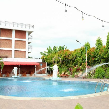 Thong'S Inn Hotel Kualanamu Medan Buitenkant foto